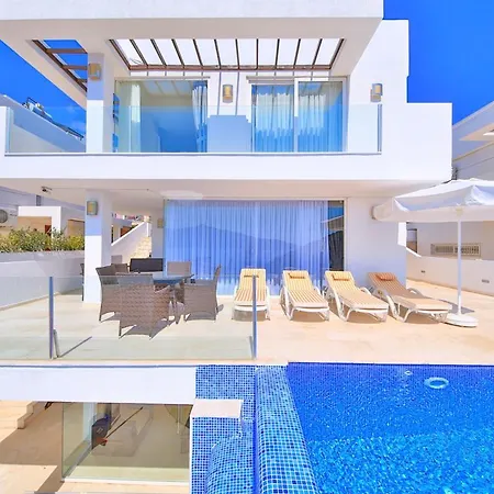 Sleeps 6 Pool Air Con Wifi كالكان