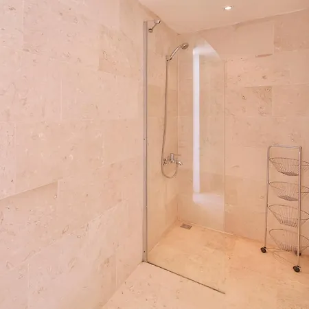 Sleeps 6 Pool Air Con Wifi