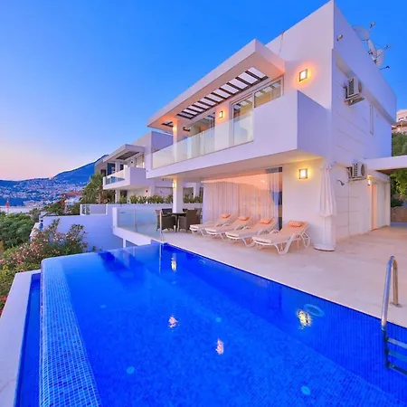 فيلة Sleeps 6 Pool Air Con Wifi كالكان